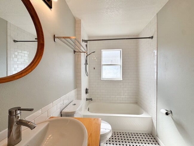 Building Photo - Beautifully upgraded 3/2 with double car garage!