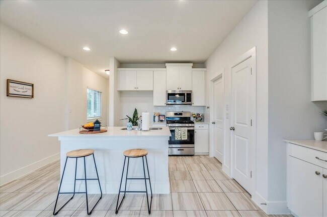 Building Photo - 418 White Steppe Way