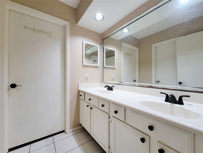 Building Photo - 25303 Avery Hill Ln