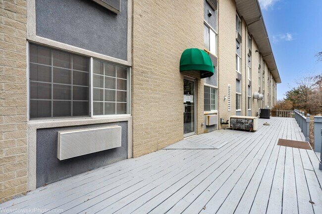 Building Photo - 3305 Sunset Ave