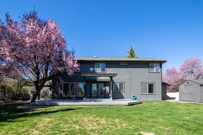 Building Photo - Parkside Paradise: Spacious 5-Bed Luxury in Hobble Creek