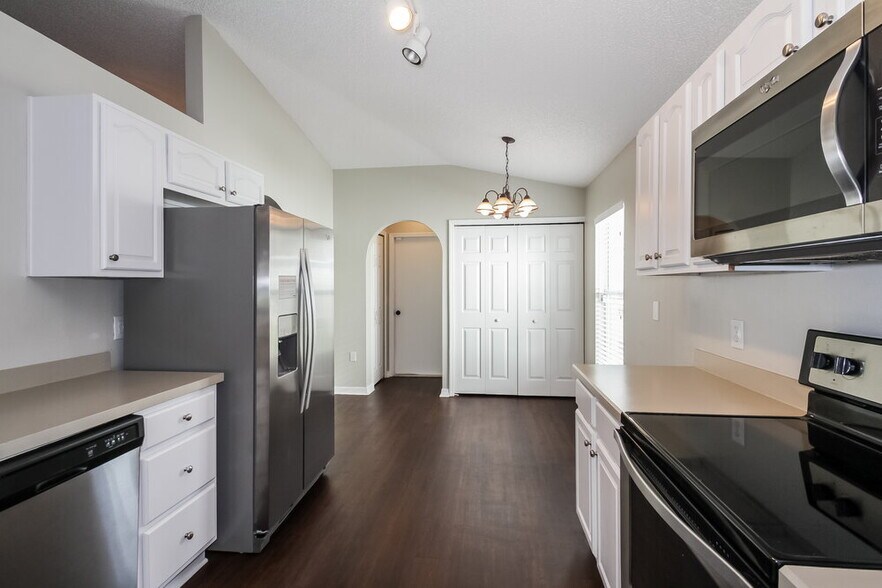 Building Photo - 12930 Kings Lake Dr