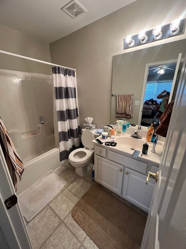 Building Photo - 2 Bed 2.5 Bath Condo
