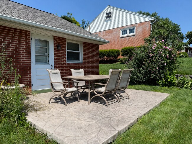 Building Photo - Well Maintained 2 Bedroom Ranch-style home - Full Size Basement!