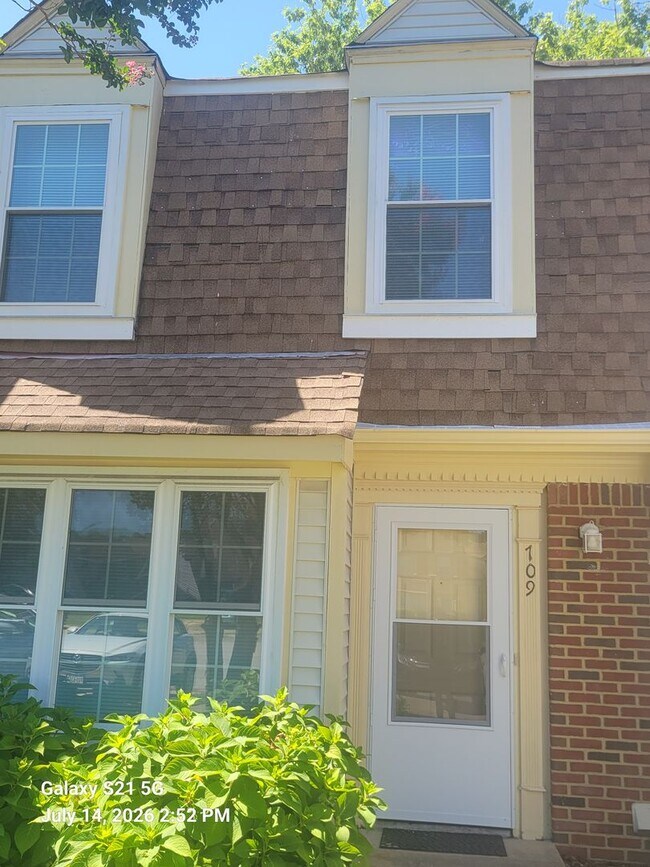 Building Photo - 2 bedroom, 1.5 bathrooms townhouse in Virginia Beach