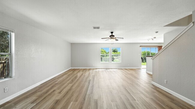 Building Photo - 209 Hinge Loop