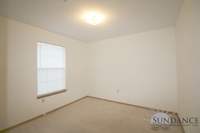 Building Photo - Nice 3 Bedroom Home Close to Both Bases