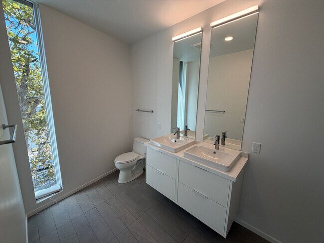 Building Photo - 2419 Binnen Ln