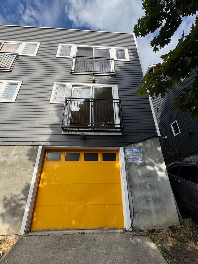 Building Photo - 3bd/2.5ba Seattle Townhouse