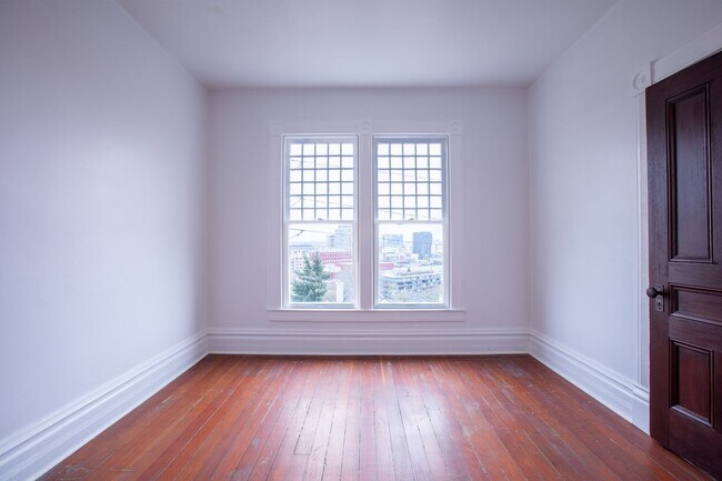 Building Photo - 1940-1946-1946 SW Market St Dr