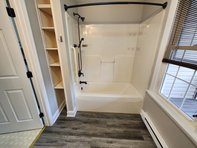 Building Photo - 440 E Queen St