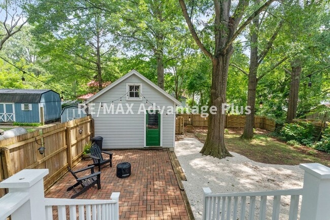 Building Photo - Spacious home located in The Avenues