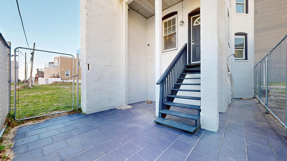 Building Photo - 203 S Metropolitan Ave