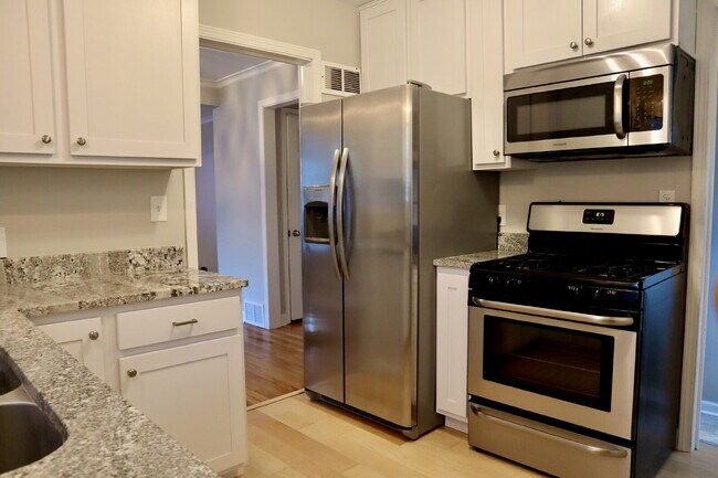Building Photo - "Charming 4-Bed Oasis on Dakota Avenue: Spacious Living with 2 Full Baths in St. Louis Park!"