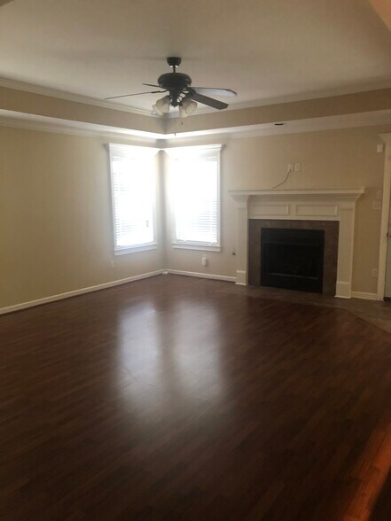 Building Photo - 70 Chateaus Ln