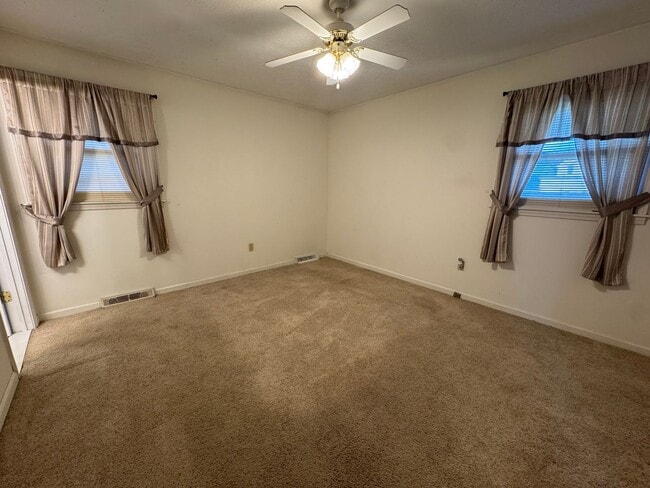 Building Photo - Spacious three bedroom, two bathroom with ...