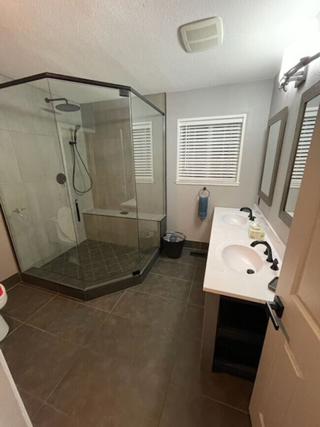 Building Photo - Large furnished mountaintop cabin with 2 car garage and hot tub