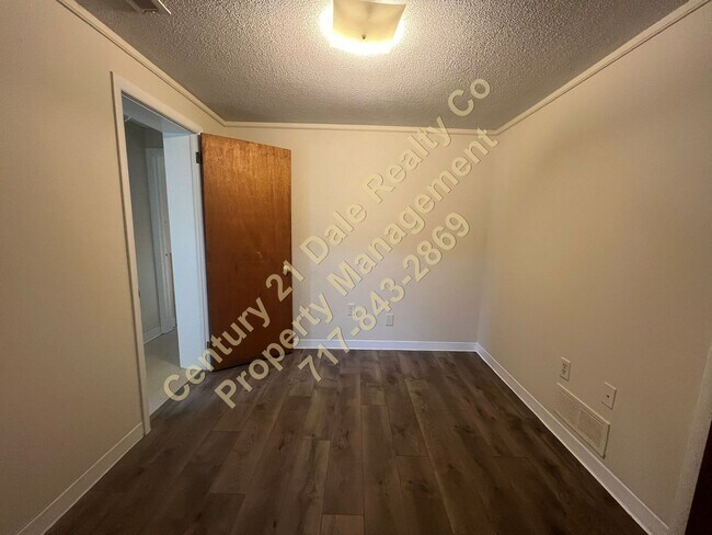 Building Photo - One Level Two bedroom home in York Suburban School District