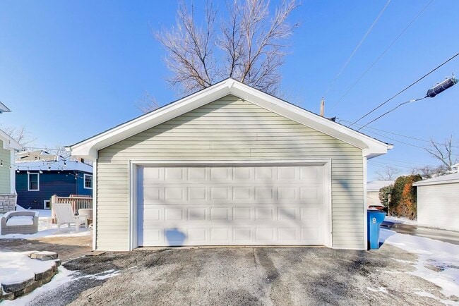 Building Photo - 229 N Myrtle Ave