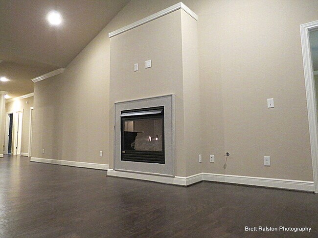 Building Photo - 6615 W Valley View Rd