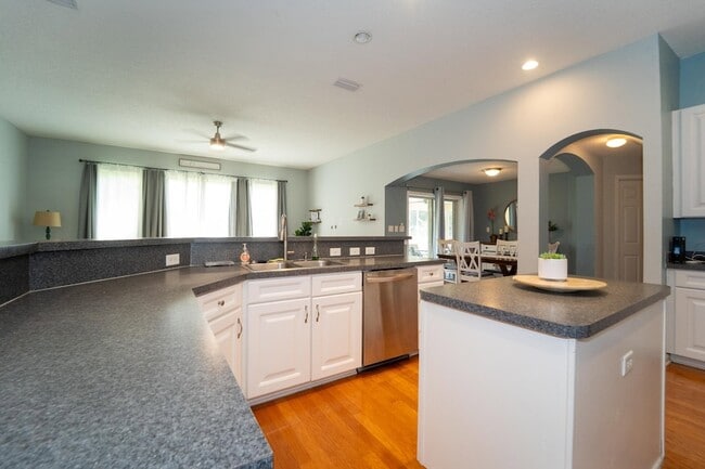 Building Photo - 109 Bilbao Dr