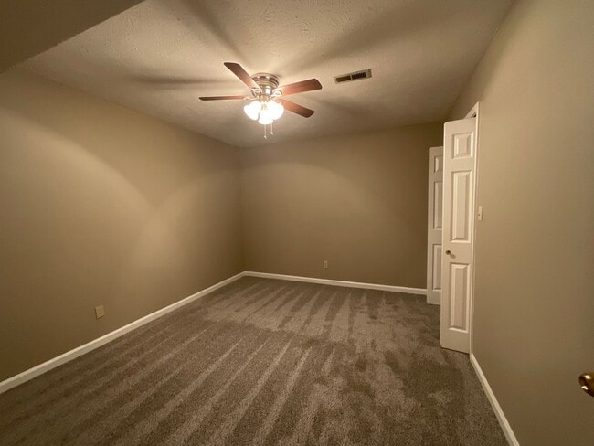 Building Photo - Greenback 37742 - 3 bedroom, 3.5 bath home with bonus room/possible 4th bedroom - Call Terri Kerr...