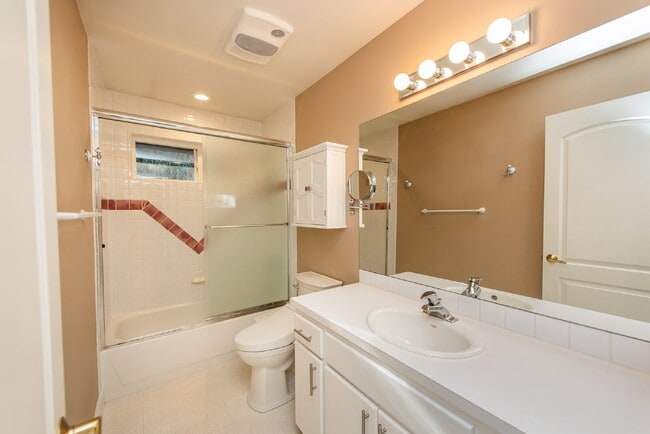 Building Photo - Beautiful Custom Home Overlooking Sequim Bay