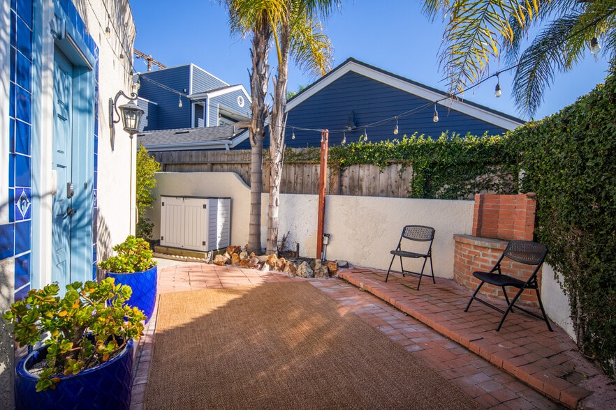 Brick patio with market lights and brick counter and storage chest - 369 Palm Ave