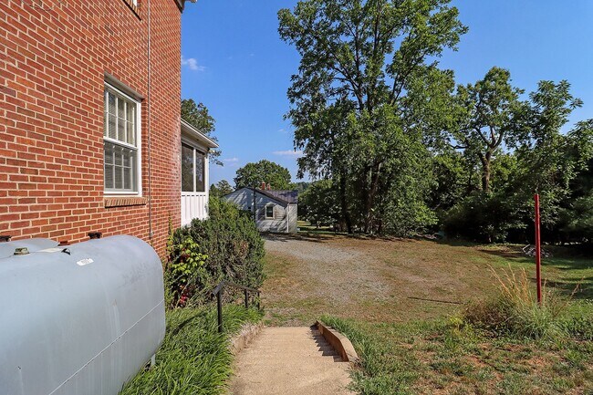 Building Photo - Scottsville Charm! Move-In Ready Home Near Library, Brewery & James River