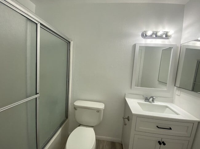 Building Photo - Beautifully Upgraded upstairs 1 Bedroom Apartment For Rent!