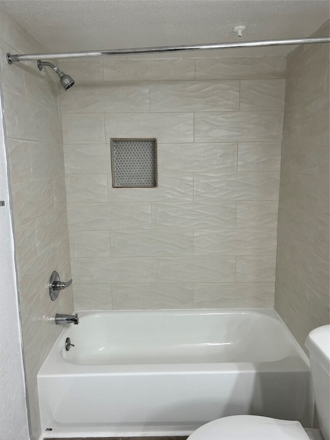 Building Photo - 3901 Woodchase Dr