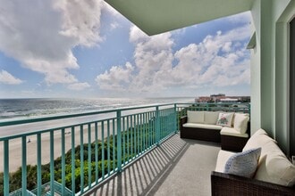 Building Photo - Oceanfront Condo 2 bed/ 2ba Beautifully De...