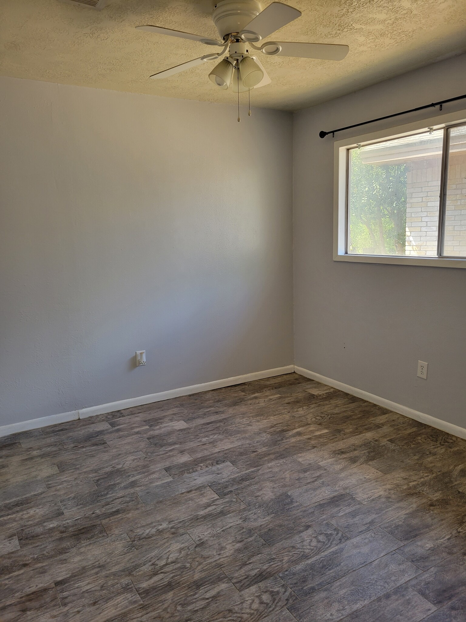 Building Photo - 1907 Pine Tree Dr