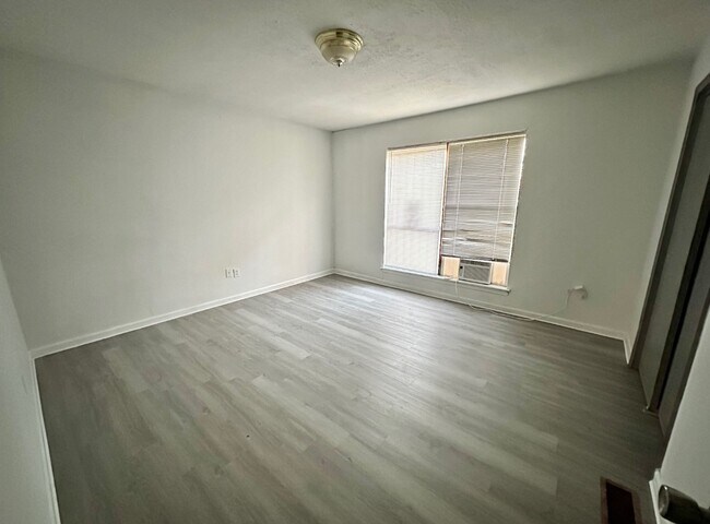 Building Photo - 405 11th St SW