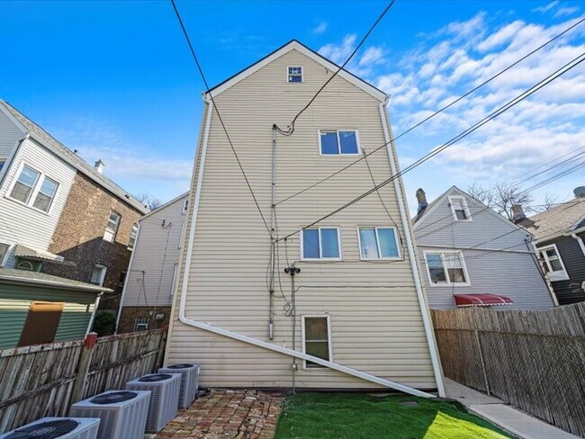 Building Photo - Urban Living: Spacious 2-Bedroom Haven in the Heart of Chicago!
