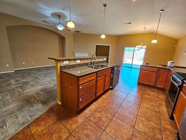 Building Photo - Beautiful Golf Course Area Home with 4 Bed...