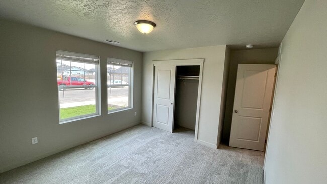 Building Photo - $2,199.00 / Large 4 bed 2 bath / 3 car gar...