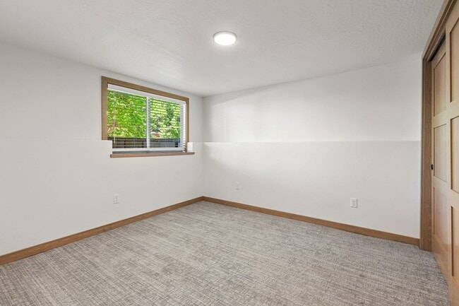 Building Photo - Beautiful home down town CDA