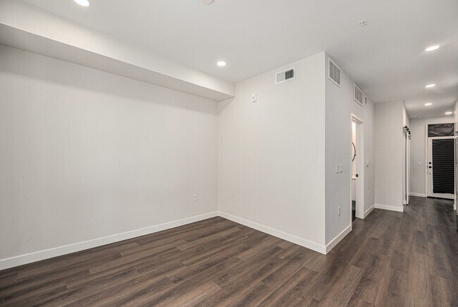 Building Photo - Centrally located 1 bedroom in the heart of Uptown!