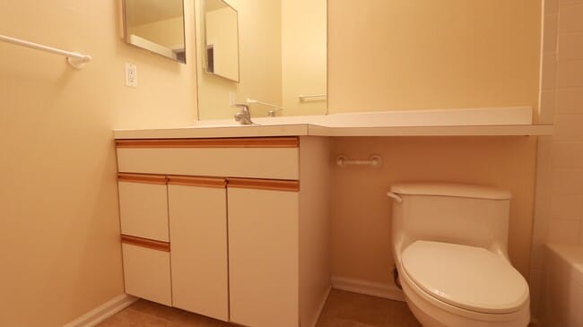 Building Photo - FRESH PAINT AND NEW FLOORING = 3BD + 2.5BA TH