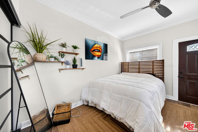 Building Photo - 5919 Lexington Ave