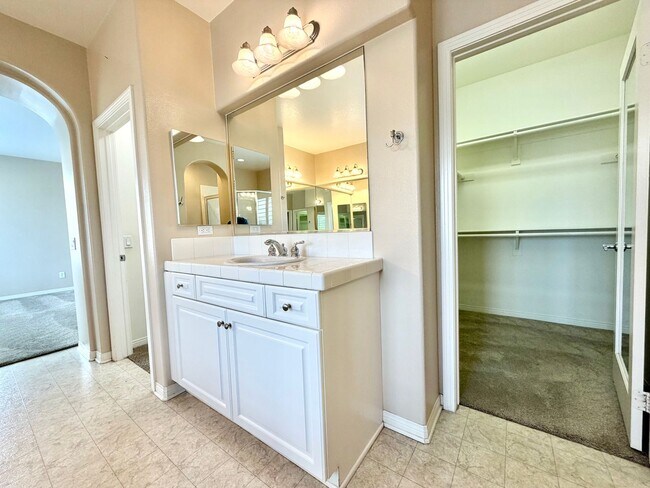 Building Photo - Spacious 5 Bedroom Wolf Creek Home with Balcony, Loft & Secondary Kitchen