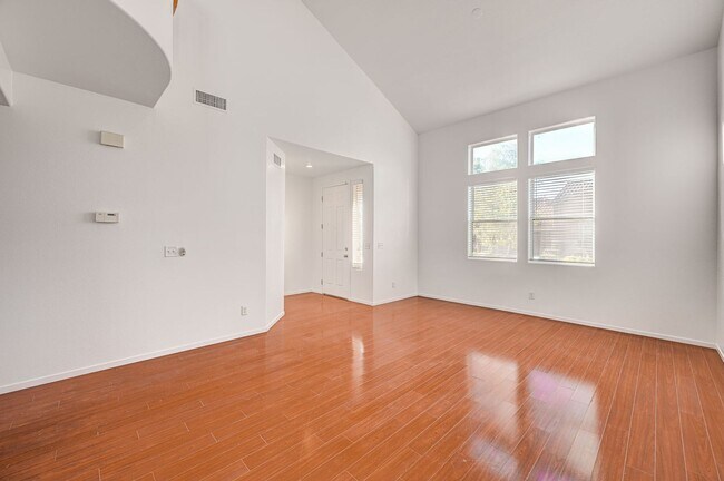 Building Photo - Stunning 4 Bed 2.5 Bath!