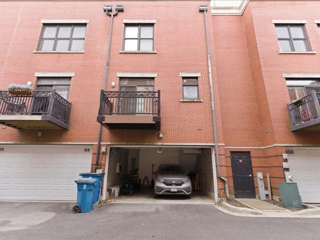 Building Photo - 842 W 15th Pl