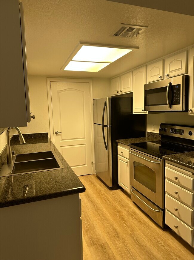 Building Photo - 12067 Alta Carmel Ct