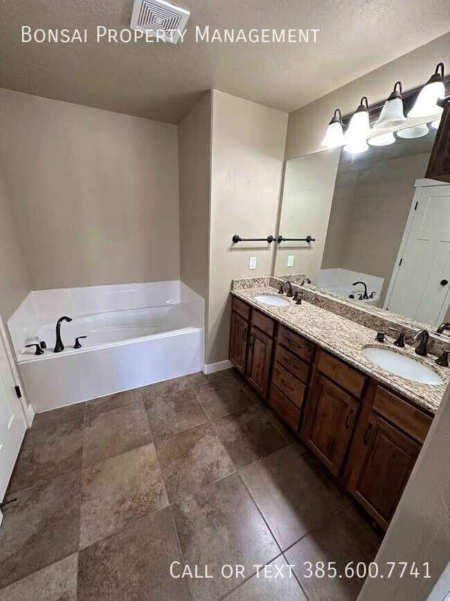 Building Photo - 3711 Summer Heights Dr