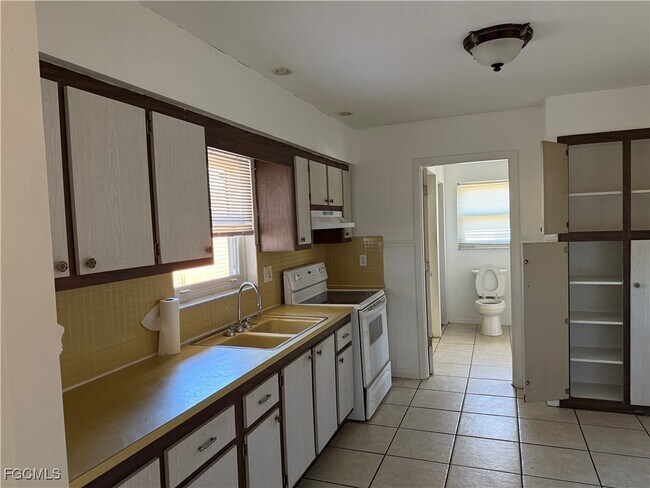 Building Photo - 904 Hudson Ave