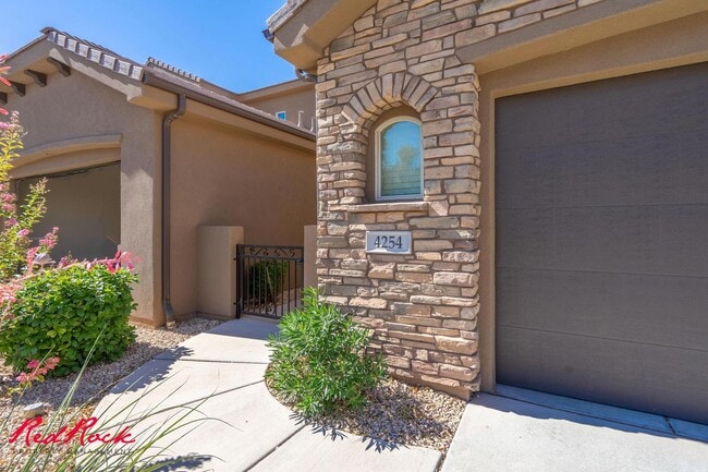 Building Photo - Pet Friendly 4 Bedroom Home! Internet Incl...