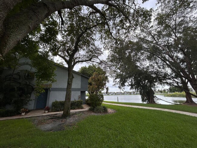Building Photo - 2733 S Oakland Forest Dr