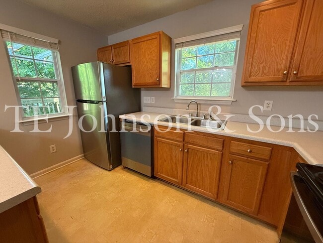 Building Photo - Beautiful 3BR Home with Vaulted Ceilings, Community Pool & Main Level Primary Suite